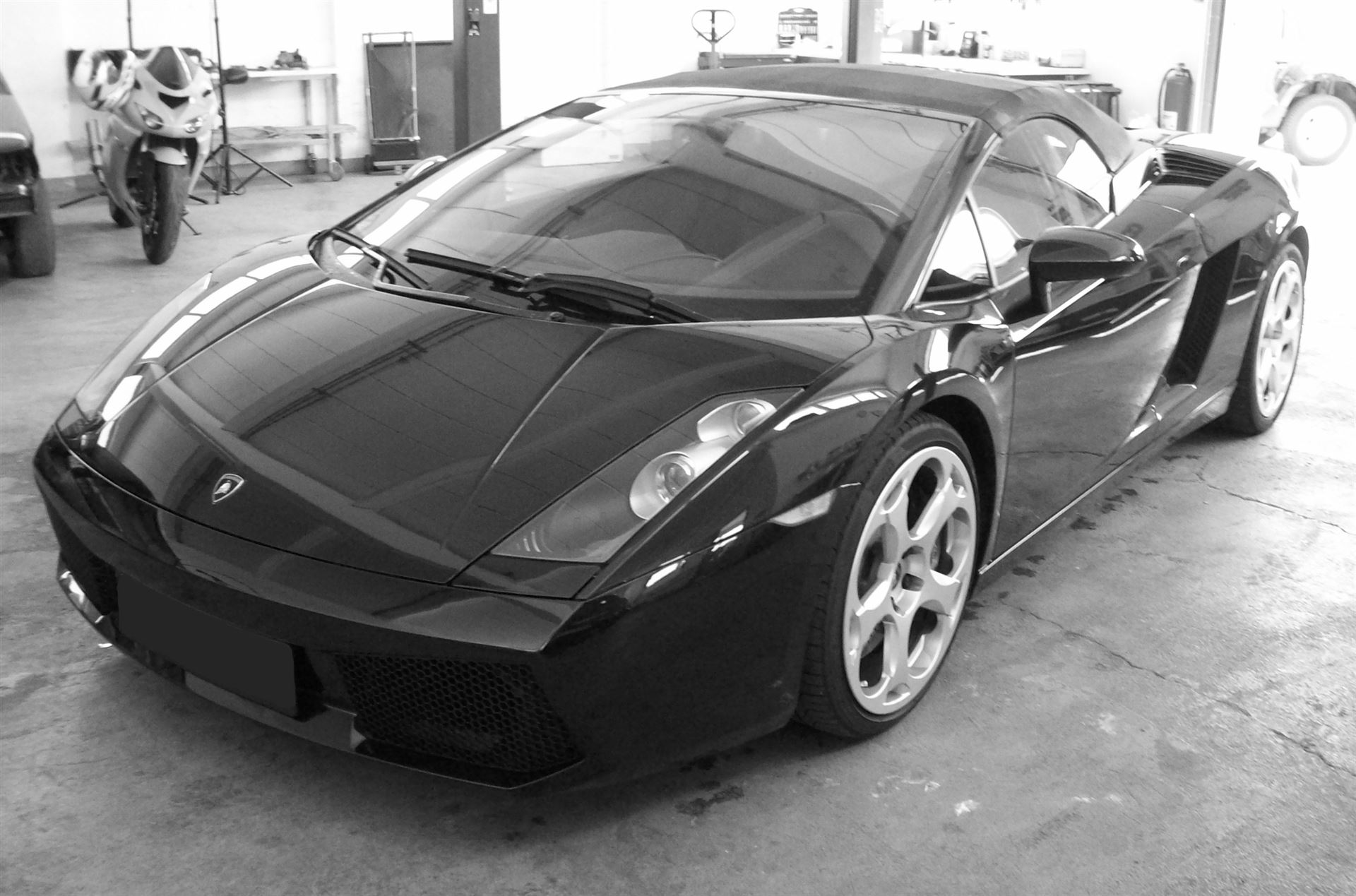 Lamborghini reinigen lassen - SIMON - Fahrzeugaufbereitung und Oberflächentechnik
